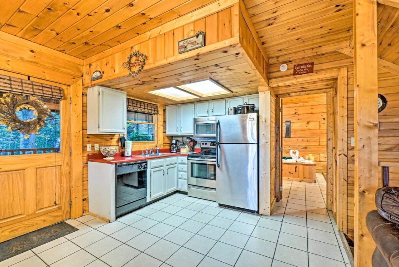 Grin N Bear It Cabin With Hot Tub And Fire Pit! Пиджен-Фордж Экстерьер фото